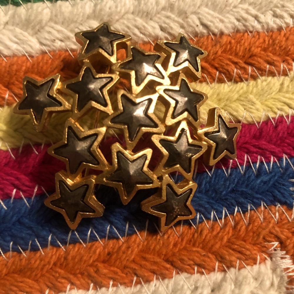 Vintage two toned star brooch 💙